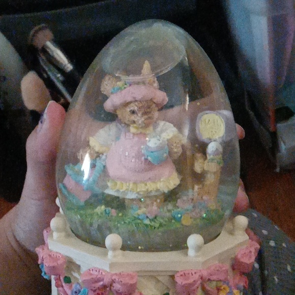 Easter spring season snow globe - Picture 2 of 5